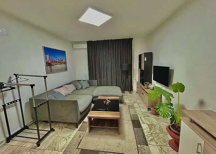 2 Bedroom With Garage アパート サンダンスキ